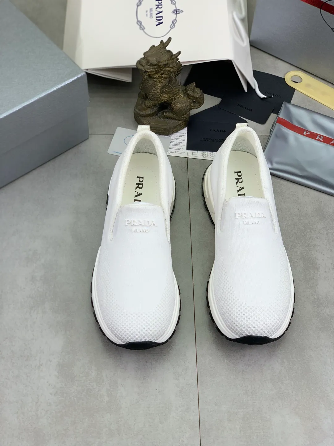 Men's shoes 💰P560💰[New model] Flying weave series (summer must-have) is now available on the official website, 🆘 Trendy brand (Prada) mainly promotes popular models, avant-garde and versatile fashionable men's shoes, private version molding, cowhide surface splicing 1:1.. Simple fashion, original imported cowhide lining and cowhide feet; the atmosphere and personality are more fashionable, eye-catching and pursuing class. It will subvert the old idea and be a must-have for fashion trendsetters with you! Must keep it for yourself! High-end comfort and low-end, high-end quality workmanship. Size: 38-45 6️⃣colors available.
